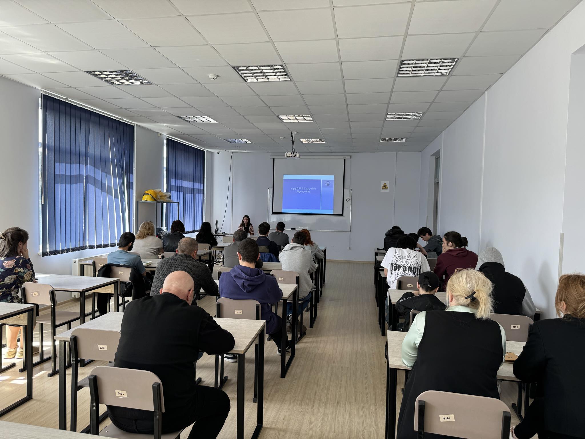 2 აპრილი  აუტიზმის შესახებ ცნობადობის ამაღლების მსოფლიო დღეა